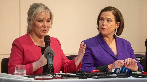 Die Erste Ministerin von Nordirland, Michelle O'Neill (li.), und die Vorsitzende der Sinn Féin, Mary Lou McDonald, bei einer Pressekonferenz in London am 8. Februar 2024.