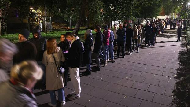 Warteschlange für die Stimmabgabe in Krakau, Polen, 15.10.2023