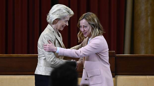 Italien, 17.1.2024: Die italienische Ministerpräsidentin Giorgia Meloni umarmt die Präsidentin der Europäischen Kommission Ursula von der Leyen.