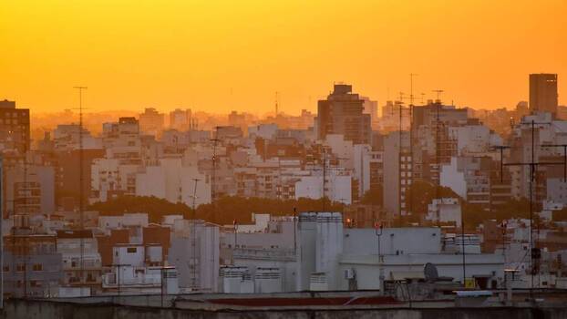 Blick über Hochhäuser von Buenos Aires bei Sonnenuntergang.