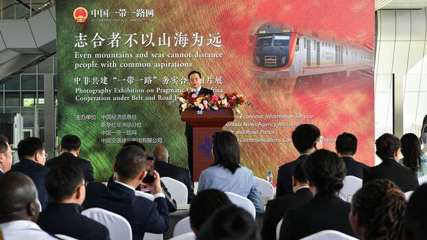 Xu Jianping, Generaldirektor der Abteilung für regionale Öffnung der Nationalen Entwicklungs- und Reformkommission Chinas, spricht während der Eröffnungszeremonie der Fotoausstellung über die pragmatische chinesisch-afrikanische Zusammenarbeit im Rahmen der Belt and Road Initiative in Nairobi, Kenia, am 22. März 2024. 