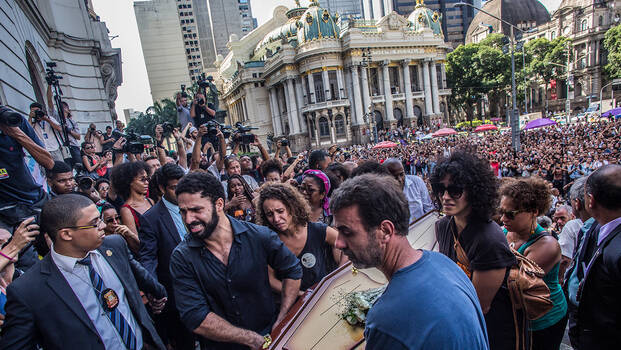 Trauernde tragen den Sarg von Marielle Franco in die Câmara Municipal von Rio de Janeiro