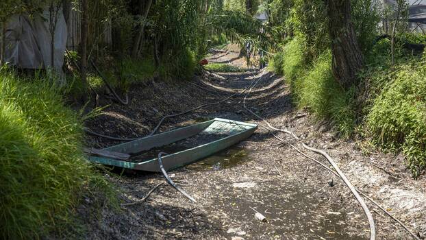 Ein Boot ist in einem völlig trockenen Kanal einer Chinampa oder eines schwimmenden Gartens in San Gregorio Atlapulco am Stadtrand von Mexiko-Stadt, Mexiko, am 23. Mai 2024 zu sehen.