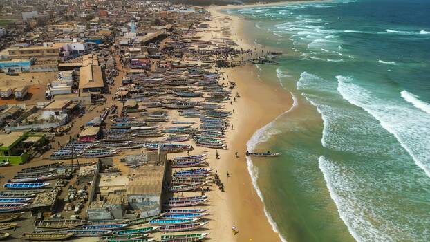 Eine Luftaufnahme der Küste und der Fischerboote von Kayar, etwa 100 Kilometer von der Hauptstadt Dakar entfernt, Senegal, am 20. April 2024.