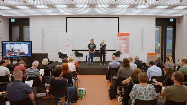 Organisator*innen der Konferenz bei der Eröffnung: Ingar Solty (Referent für Friedens-, Außen- und Sicherheitspolitik) und Ines Schwerdtner (Referentin des Vorstands), Rosa-Luxemburg-Stiftung