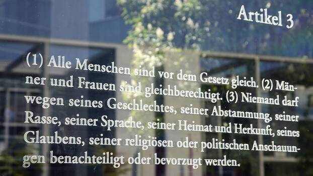 Artikel 3 des Grundgesetzes auf der Glaswand zur Spreeseite am Jakob-Kaiser-Haus, auf denen die ersten 19 Grundgesetzartikel in der Fassung von 1949 angebracht sind. 