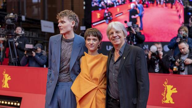 Hauptdarsteller Johannes Hegemann und Liv Lisa Fries mit Regisseur Andreas Dresen auf der Berlinale 2024