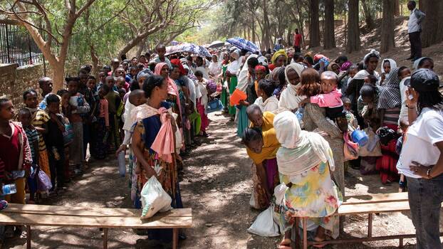 19. Mai 2023, Adwa, Äthiopien: Dutzende von Frauen und Kindern stehen im humanitären Hilfszentrum Don Bosco in Tigray Schlange, um Suppe gegen die Unterernährung von Kindern zu erhalten. 