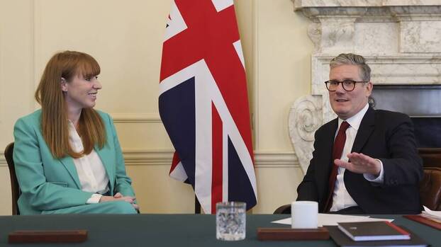 Der neue Premierminister des Vereinigten Königreichs Keir Starmer spricht mit Angela Rayner in der Downing Street 10 in London, 5. Juli 2024.