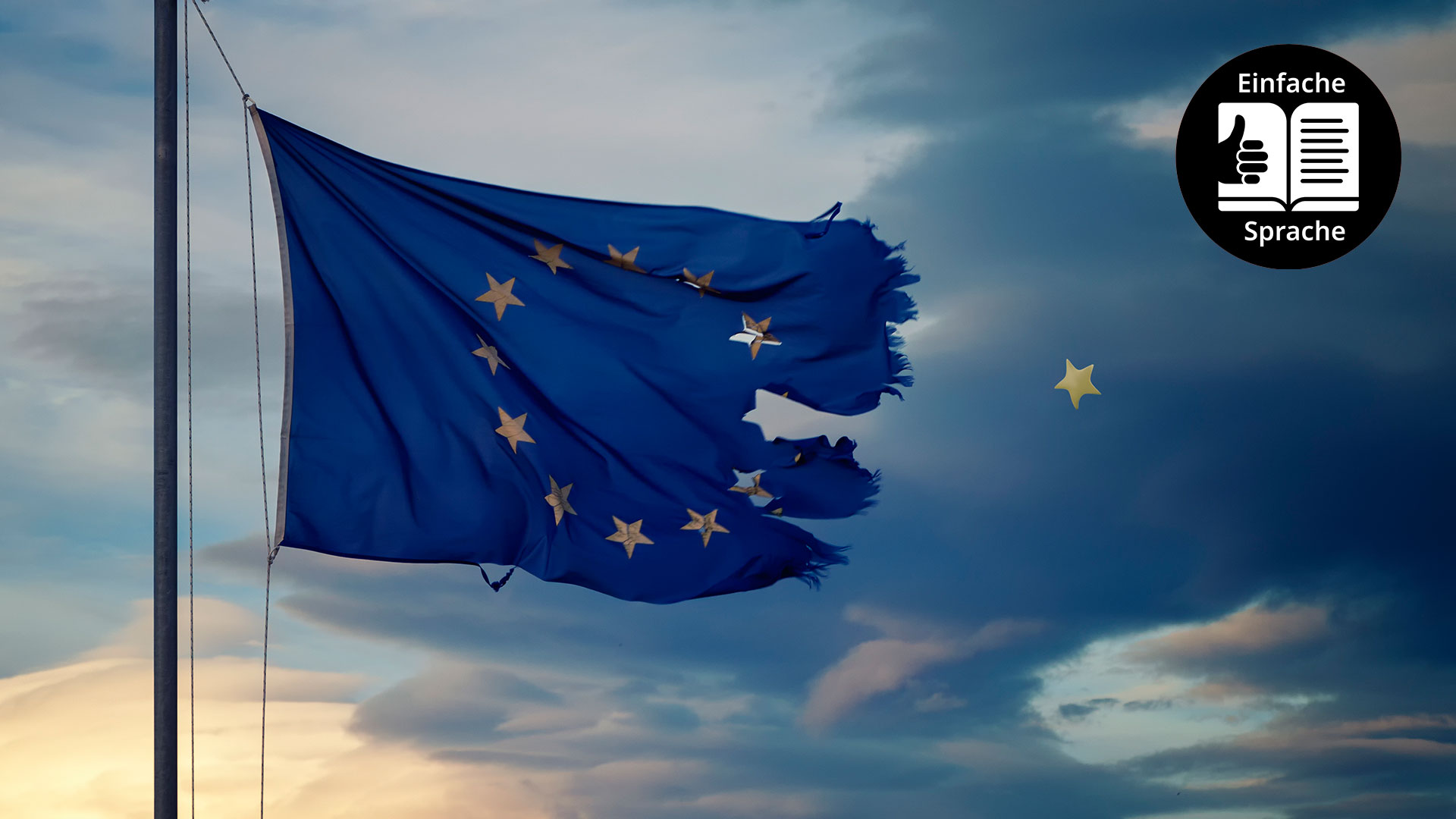 Eine Fahne der Europäischen Union flattert zerirssen im Wind vor einem Abendhimmel und verliert Sterne. Foto: Theophilos Papadopoulos, via Flickr